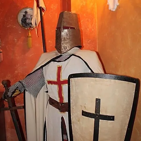 Il Castello Dei Templari Couette-café 3*